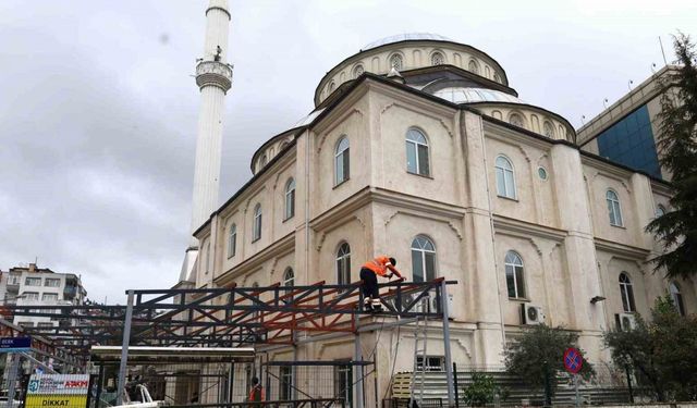 İzmit Eren Cami’ne yeni sundurma