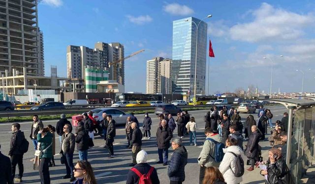 Kadıköy-Sabiha Gökçen Havalimanı metro hattında teknik arıza nedeniyle seferler aksadı