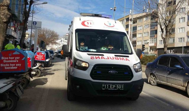 Kaldırımda yürüyen yayaya elektrikli bisiklet çarptı