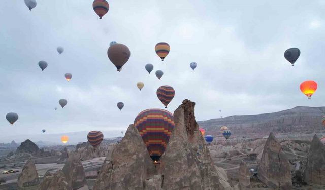 Kapadokya’da turistler yılın ilk güneşinin doğuşunu sıcak hava balonlarında izledi