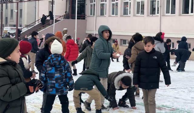 Kar yağışının etkili olduğu Erzincan’da okullarda kartopu şenliği yaşandı