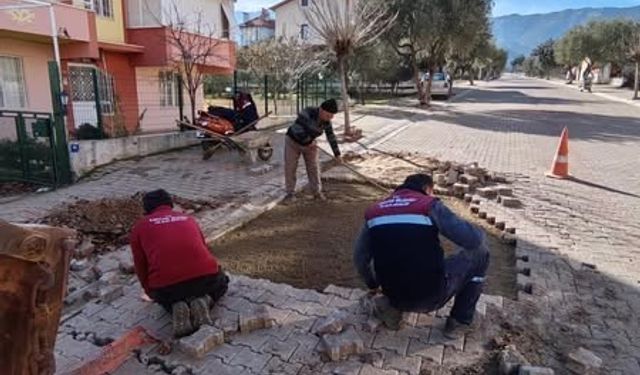 Karacasu’da bozuk yollar bakıma alındı