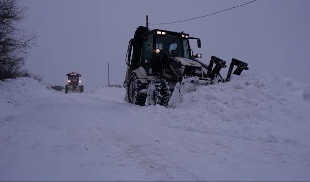 Karda mahsur kalanların imdadına yetişiyorlar