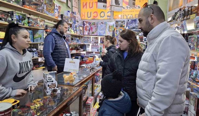 Karnelerini alan çocuklara ailelerden oyuncak hediyesi