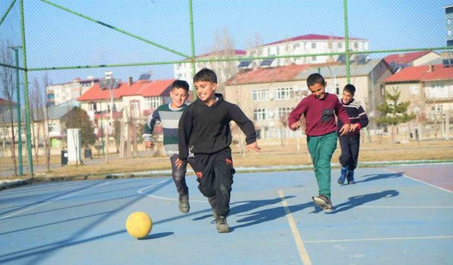 Karnesini alan çocuklar parkta güneşin tadını çıkardı