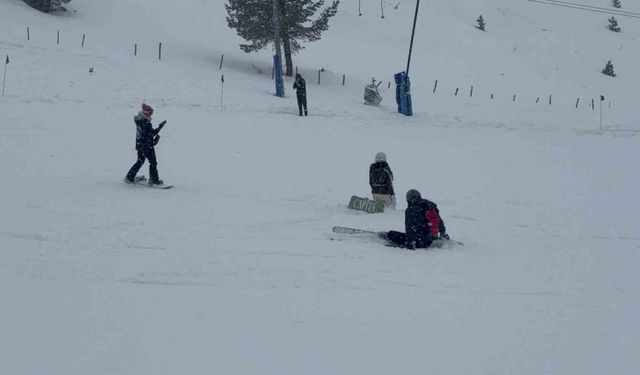 Kartalkaya’da otel faciasının ardından tatilciler kayak yapmaya devam etti