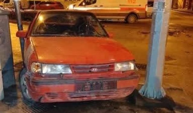 Kavşakta otomobiller çarpıştı, 2 kişi yaralandı