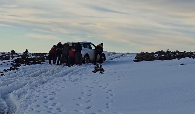 Kazdağları’nda bin 700 metre yükseklikte kara saplanan araç kurtarıldı