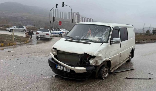 Kırıkkale’de minibüs ile otomobil çarpıştı: 3 yaralı