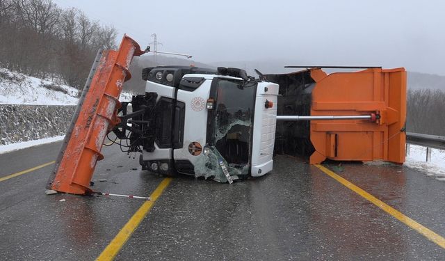 Kırklareli’nde kar küreme aracı devrildi: 2 yaralı