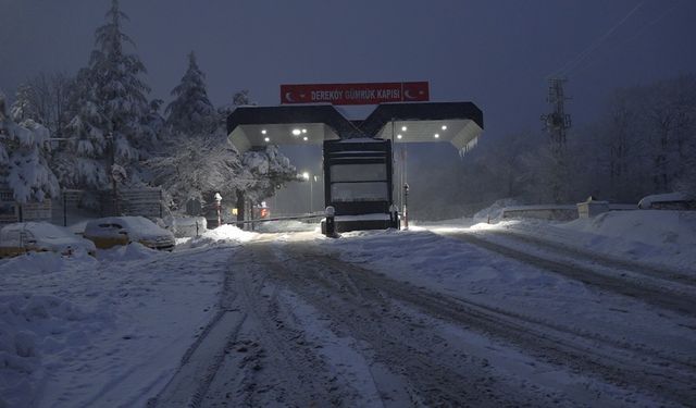 Kırklareli’nde kar yağışı etkisini sürdürüyor: Çatılarda buz sarkıtları oluşturdu