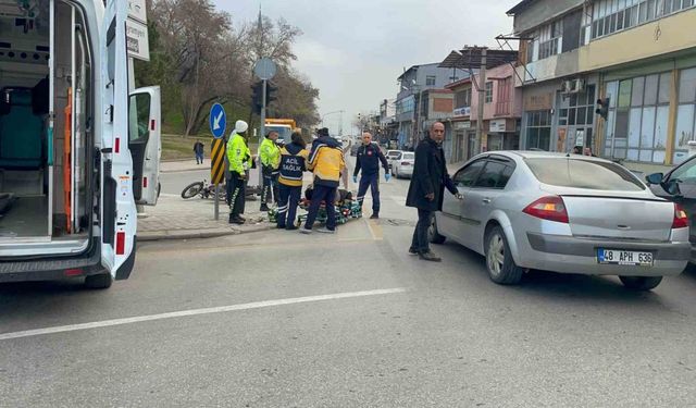 Kırmızı ışık ihlali yapan otomobil motosiklete çarptı: 1 yaralı