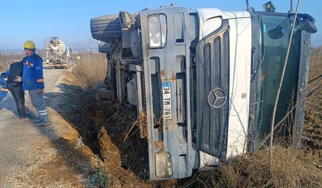 Kontrolden çıkan beton mikseri devrildi sürücüsü yaralandı