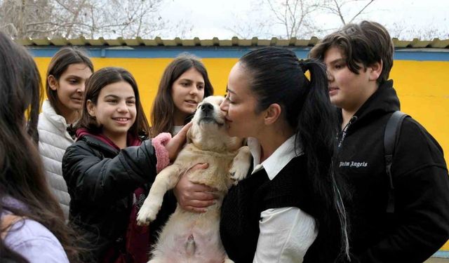 Kuşadası Belediyesi’nden öğrencilere karne hediyesi