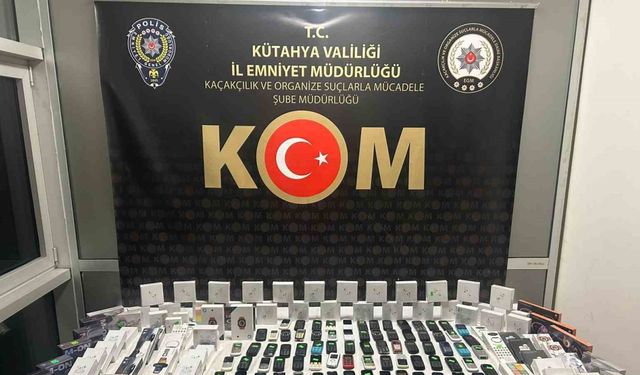 Kütahya’da gümrük kaçağı 102 telefon ve 25 akıllı saat ele geçirildi