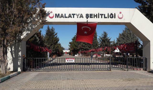 Malatya Şehitliği’nde kabirler rutin olarak temizleniyor