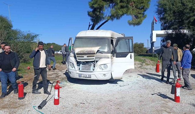 Manavgat’ta otel servis minibüsü yandı