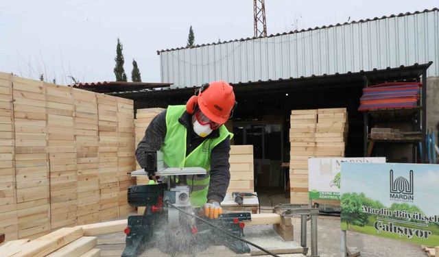 Mardin’de çevre dostu ahşap saksı üretiliyor