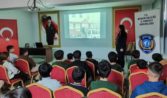 Mersin polisi çocukları bilgilendiriyor