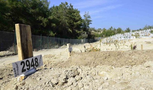 Mersin’de zehirlenme sonucu ölen 3 kardeşten ikisi toprağa verildi