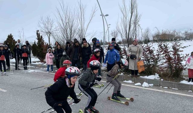 Muş’ta kayaklı koşu yarışması asfalt yolda yapıldı