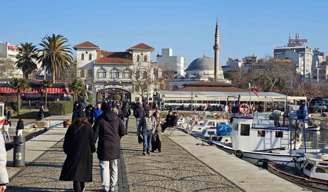 Ocak ortasında güneşli havayı gören Bandırmalılar sahile akın etti