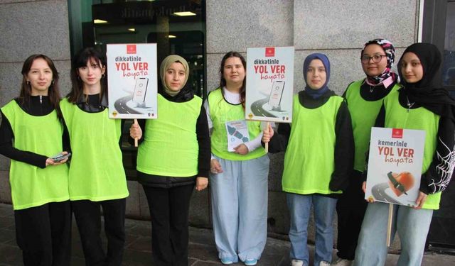 Öğrenciler trafik polisi oldu, yolcu ve sürücüleri uyardı