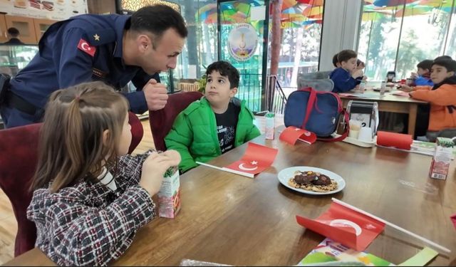 Osmaniye’de minik öğrenciler jandarmanın misafiri oldu