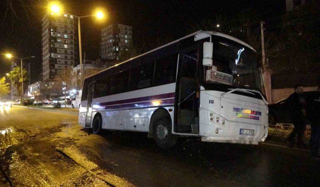 Özel halk otobüsü çukura düştü, şoförü “Yol yarıldı içine girdik” dedi