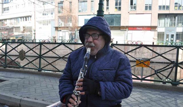 (ÖZEL) Soğuk, kar, yağmur demeden yıllardır sokakta sanatını icra ediyor