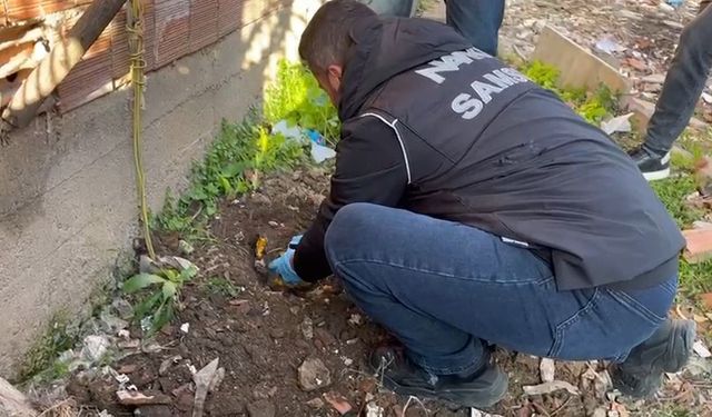 Polis, evin bahçesinde toprağa gömülü uyuşturucu ele geçirdi