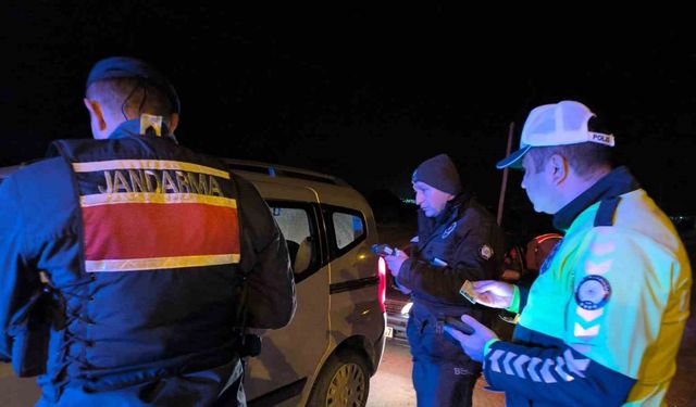 Polis ve jandarma denetimlerini günün ilk ışıklarına kadar sürdürdü