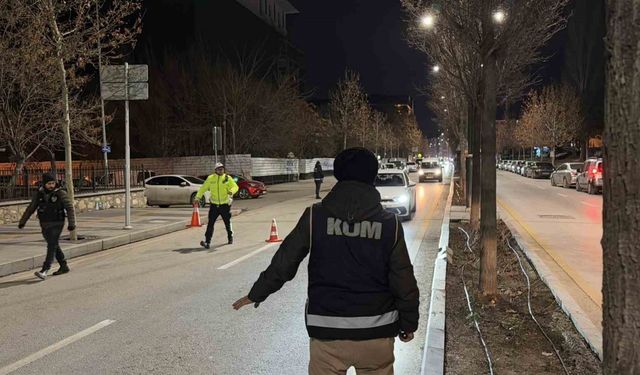 Polis yol uygulamasında kaçak alkol ve uyuşturucu ele geçirdi