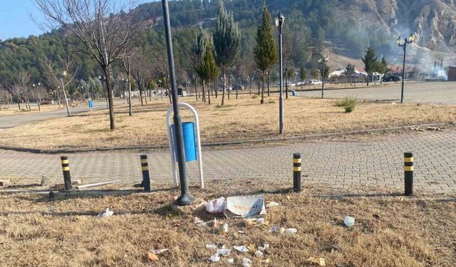 Rast gele atılan çöpler tepkilere neden oluyor