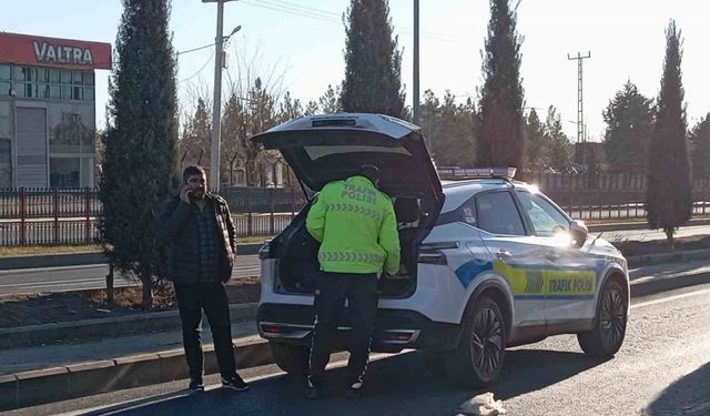 Refüje çarpıp ters dönerek duran otomobildeki 2 kişinin burnu bile kanamadı