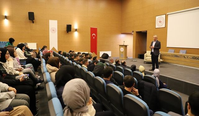 Rektör Levent Erzincan KYK öğrencileri ile buluştu