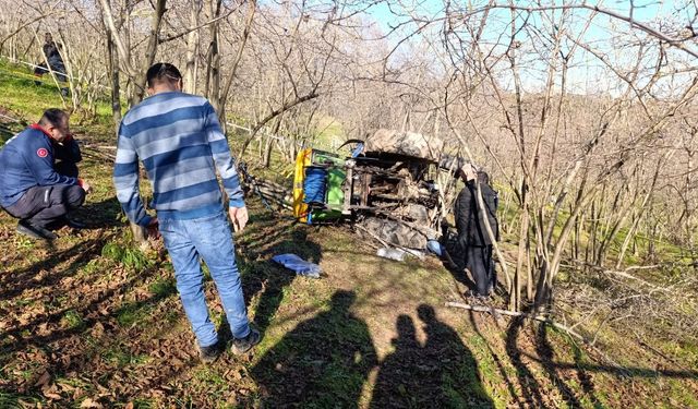 Sakarya’da devrilen traktörün altında kalan sürücü hayatını kaybetti