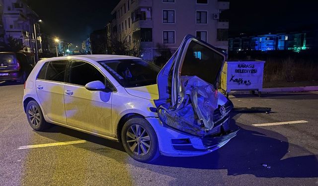 Karasu'da ilginç kaza: Otomobilin kapısı, çarpıştığı aracın farında asılı kaldı