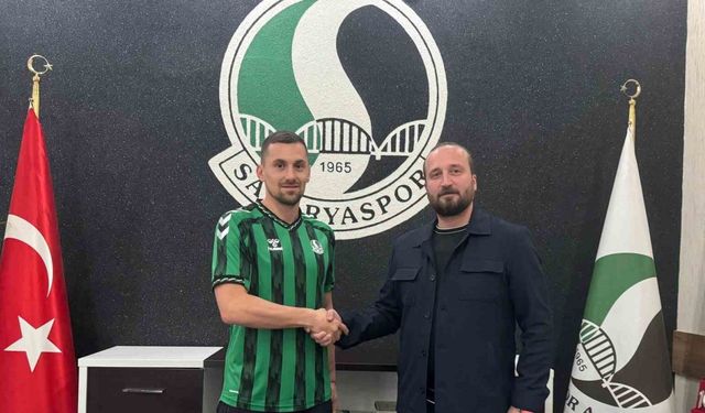 Sakaryaspor, Burak Altıparmak’ı renklerine bağladı