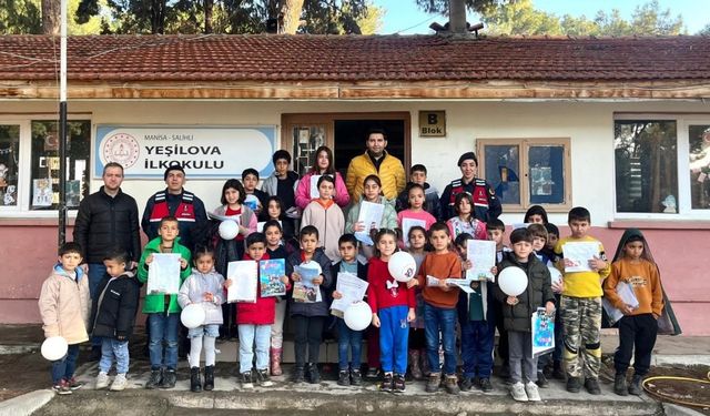 Salihli Jandarma, öğrencileri bilgilendirdi