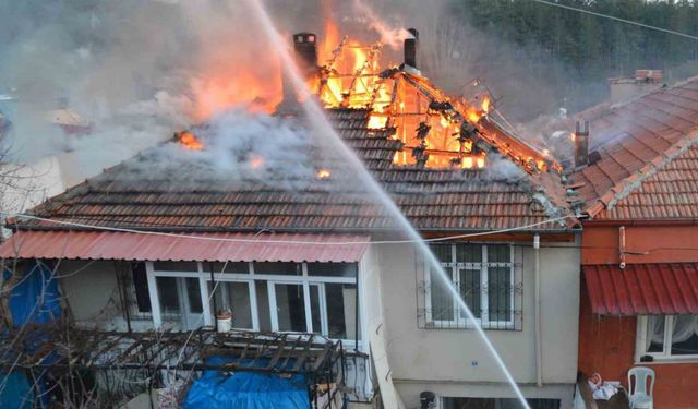 Samsun’da ev yangını: Çatı katı alevlere teslim oldu