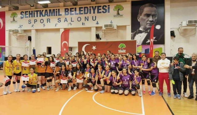 Şehitkamil’de yıldız kızlar voleybol turnuvası sona erdi