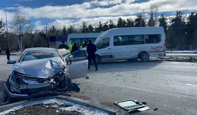 Servis aracı ile otomobil çarpıştı: 6 yaralı