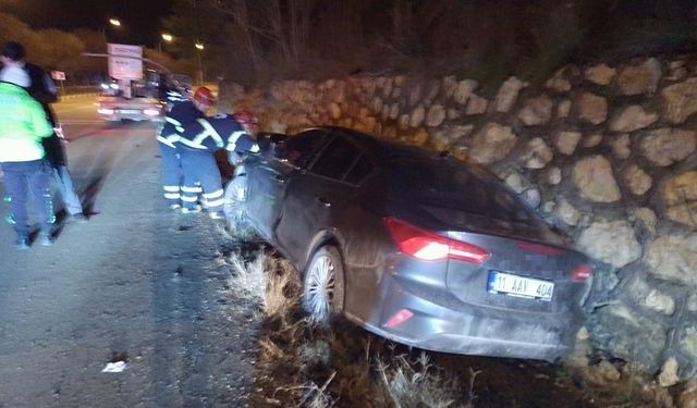 Seyir halinde kontrolden çıkan otomobil istinat duvarına çarparken, sürücüsü yaralandı