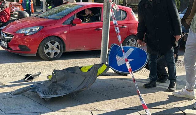 Şişli’de otomobilin çarptığı motosikletli aracın altında sürüklendi