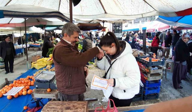 "Takdir getirene vitamin hediye" dedi, öğrencilere meyve dağıttı