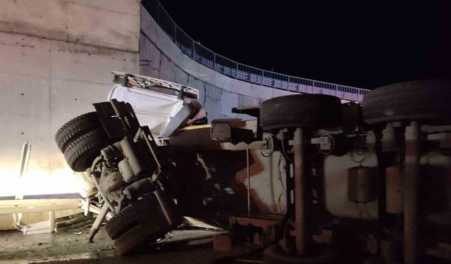 Tekirdağ’da üç araçlı trafik kazasında tır köprüye çarptı: 1 ağır yaralı