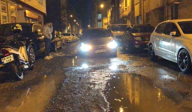 Tekirdağ’da yol çöktü, otomobil çukura saplandı