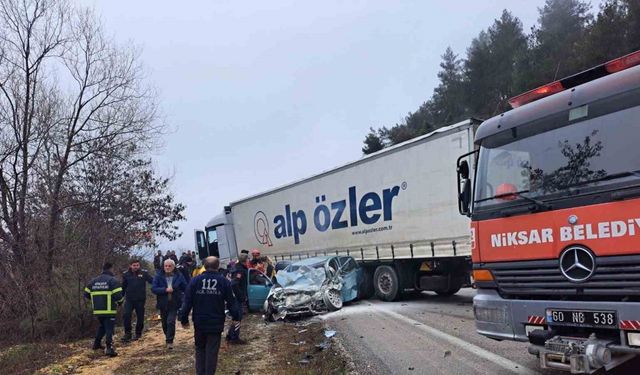 Tıra çarpan Opel marka otomobil 2 kişiye mezar oldu