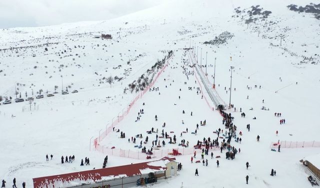 Tokat’ta çığ riski bulunmayan kayak tesisi turizmcilere anlatıldı